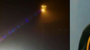 Bomberos rescatan a migrantes atrapados en el muro.