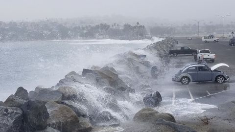 El fuerte oleaje de una tormenta invernal.