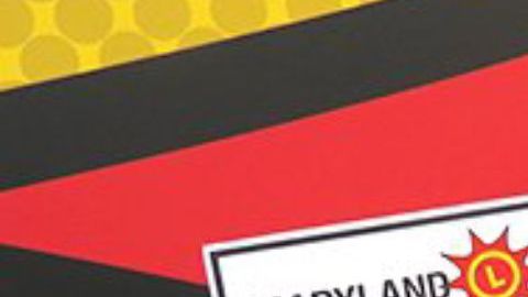 "Bahama Mama"y su hermana sostienen su premio de lotería.