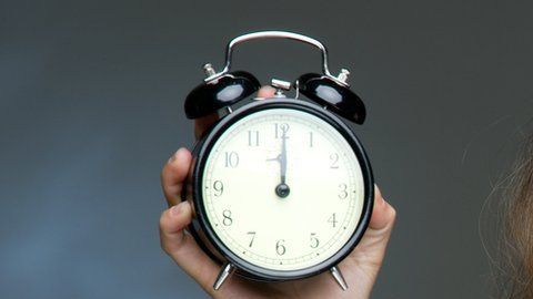 La mayor parte de dispositivos electrónicos ya hacen el cambio automático pero es conveniente cerciorarse.