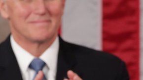 El momento en el que Pelosi rompe una copia impresa del discurso de Trump.