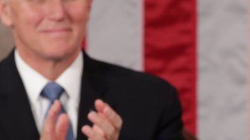 El momento en el que Pelosi rompe una copia impresa del discurso de Trump.