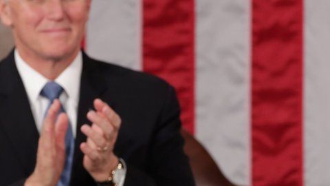 El momento en el que Pelosi rompe una copia impresa del discurso de Trump.