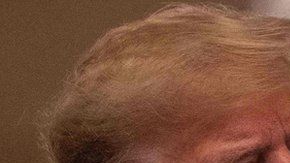 "Absuelto". Trump mostró uno de los diarios que reseñaron el resultado del juicio.