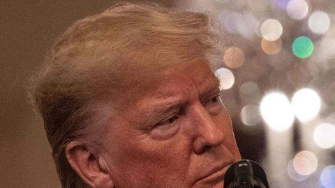 "Absuelto". Trump mostró uno de los diarios que reseñaron el resultado del juicio.