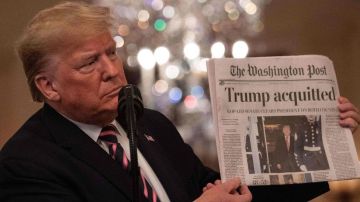 "Absuelto". Trump mostró uno de los diarios que reseñaron el resultado del juicio.