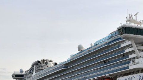 El crucero Diamond Princess está en cuarentena frente a la costa de Japón con 3,500 personas a bordo.