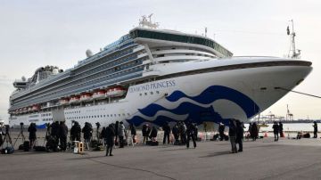 El crucero Diamond Princess está en cuarentena frente a la costa de Japón con 3,500 personas a bordo.