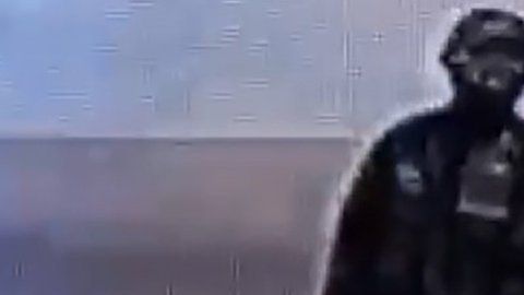 Imágenes de CCTV muestran al soldado dentro del centro comercial con un rifle.