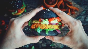 Las alternativas de comida rápida vegana a menudo son peores para la salud que su equivalente de origen animal.