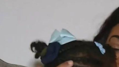 "La llevaron a un centro de detención juvenil, donde tomaron sus huellas dactilares y fotos de ficha policial".