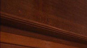 El presidente de la Cámara de los Comunes, Lindsay Hoyle, posa al salir de una cámara secreta que oculta un pasadizo.