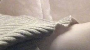 El objetivo es demostrar quien tiene la cintura más pequeña.