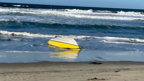 Dos de los ocupantes de la lancha se lanzaron al mar para tratar de nadar hasta la orilla.