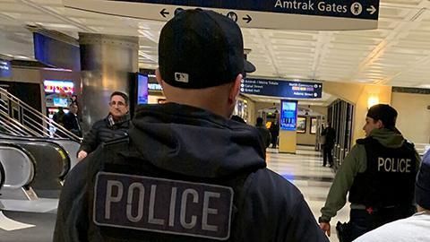 Detenido por ICE en Metro de Chicago.