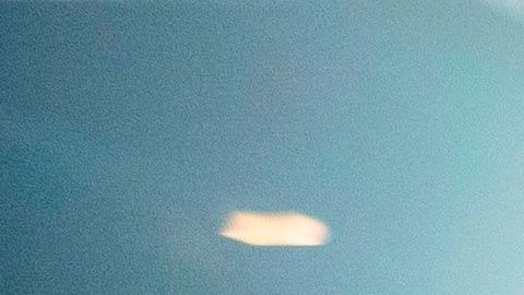 Los seguidores de cada candidato esperan en sus respectivas sedes.