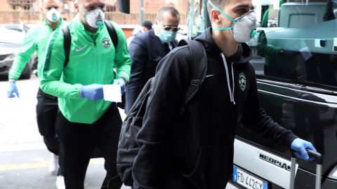 Los integrantes del Ludogorets llegaron a Milán con guantes y máscaras.