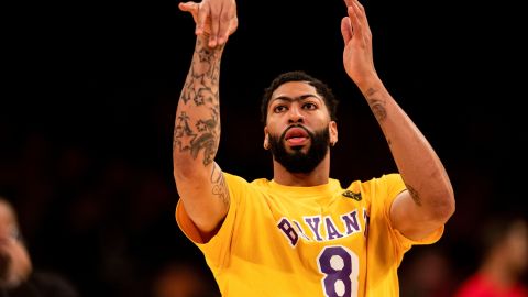 Anthony Davis se tatuó una mamba negra en el muslo derecho.