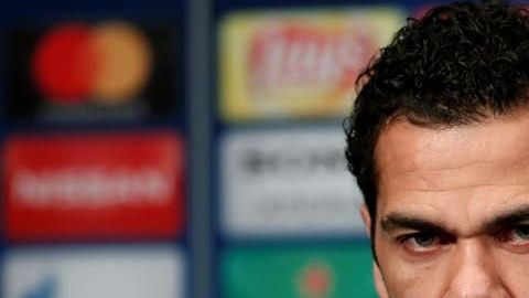 El defensa brasileño del París Saint-Germain Dani Alves causó controversia por sus comentarios sobre la muerte de Davide Astori. (Foto: EFE/Ian Langsdon)