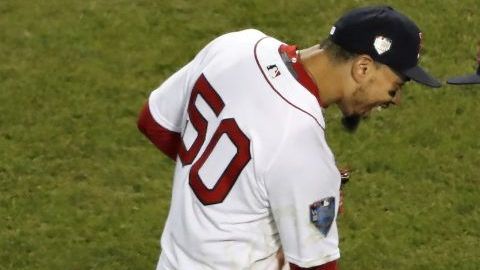 Mookie Betts y Rafael Devers celebran la victoria en el juego 2 de la Serie Mundial ante los Dodgers de Los Angeles. (Foto: EFE/JOHN G. MABANGLO)