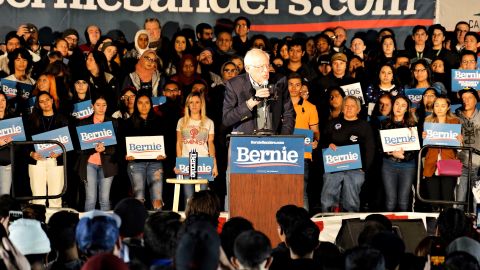 El aspirante a la candidatura demócrata para las elecciones presidenciales, Bernie Sanders, habla durante un mitin en la frontera de San Ysidro en San Diego, California.