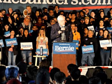 El aspirante a la candidatura demócrata para las elecciones presidenciales, Bernie Sanders, habla durante un mitin en la frontera de San Ysidro en San Diego, California.