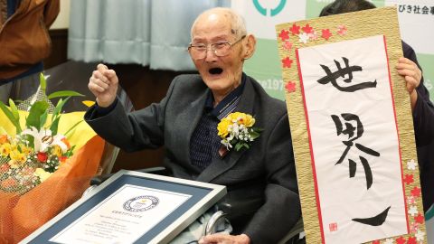 Chitetsu Watanabe recibiendo su Récord Guinness.