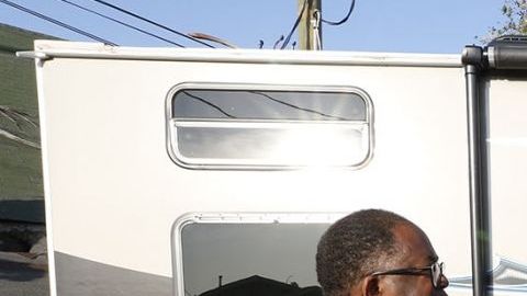 Gavin Newsom y otros funcionarios con una de las familias en Safe Landing for Families-Broadway.