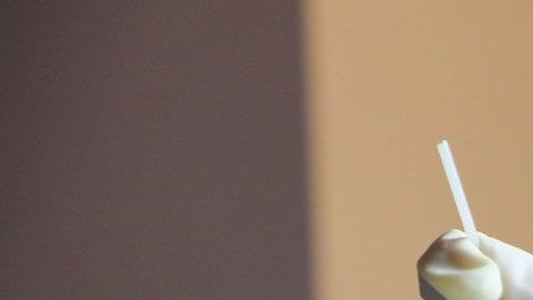 Personal médico trabaja con biomaterial de los enfermos de coronavirus en Wuhan.