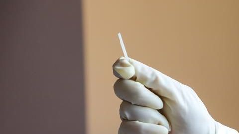 Un trabajador de salud recolecta biomaterial de pacientes sospechosos de coronavirus.