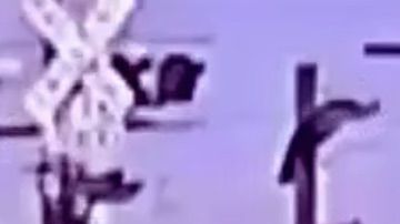 Momento en el que un tren de Brightline impacta contra el vehículo en Pompano Beach.