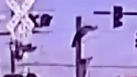 Momento en el que un tren de Brightline impacta contra el vehículo en Pompano Beach.