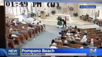 Momento en el que Thomas Eisel agrede al clérigo en la iglesia de Pompano Beach.