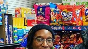 Ahmed Alwan es de origen yemení y él costea todo lo que regala en la tienda de su padre.