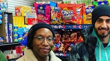 Ahmed Alwan es de origen yemení y él costea todo lo que regala en la tienda de su padre.