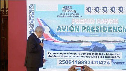 López Obrador presenta el diseño del boleto de la Lotería Nacional,