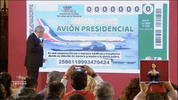 López Obrador presenta el diseño del boleto de la Lotería Nacional,