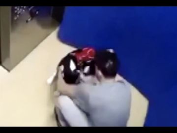 Captura del video de seguridad en el que se ve al hombre abusando de su mascota.