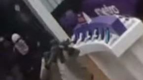 El sospechoso que carga el rifle de asalto.