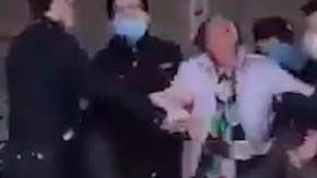 Algunos residentes de Wuhan se han resistido a la inspección de las autoridades médicas.