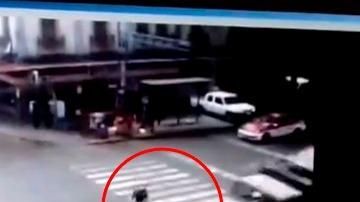 El auto militar se pasó el alto.