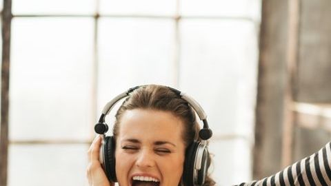 Escuchar música a alto  volumen con audífonos daña los oídos.