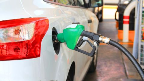 Los expertos dicen que los precios de la gasolina seguirán subiendo y se espera que se mantengan altos durante al menos las próximas semanas y el promedio nacional de cerca de $5 por galón.