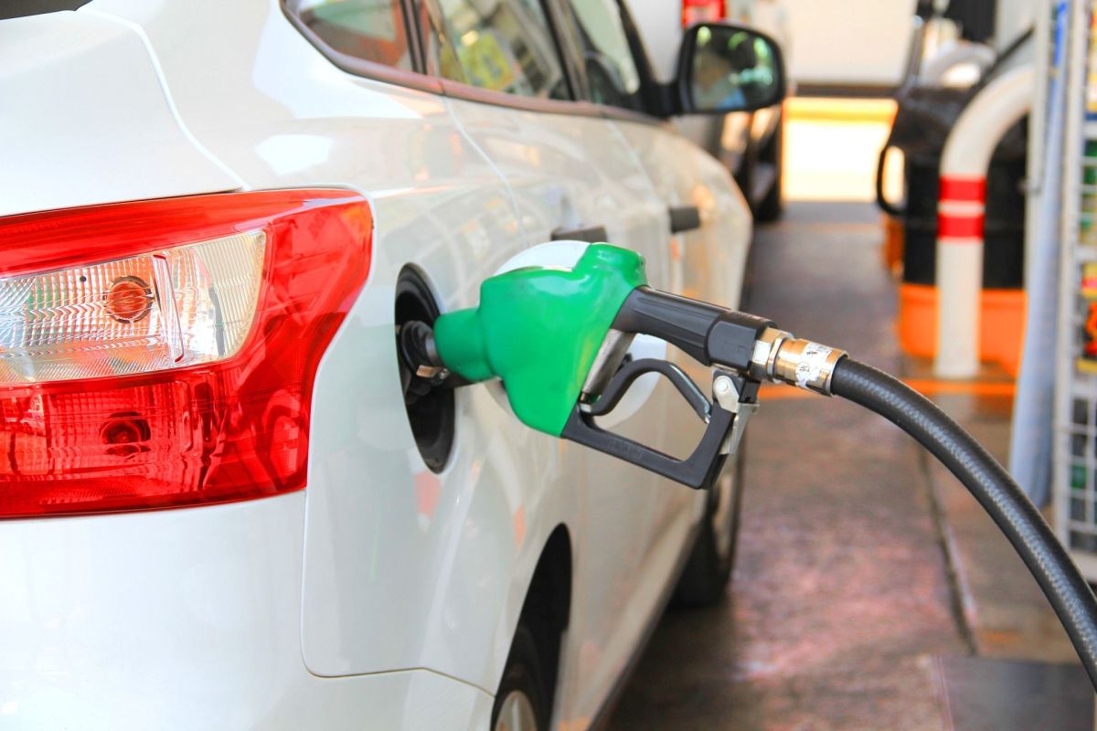 Los expertos dicen que los precios de la gasolina seguirán subiendo y se espera que se mantengan altos durante al menos las próximas semanas y el promedio nacional de cerca de $5 por galón. 