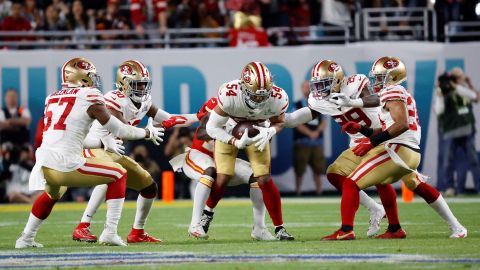 Los 49ers donarán su ropa con la leyenda de campeones a comunidades alejadas de Estados Unidos que lo necesiten.