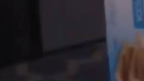 El bebé, de 3 años, estaba con su madre que vendía rosas y flores para el día de San Valentín.