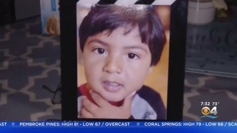 El bebé, de 3 años, estaba con su madre que vendía rosas y flores para el día de San Valentín.