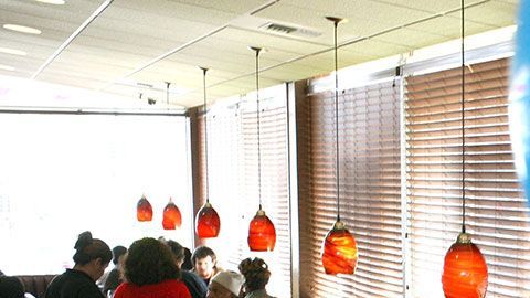 Sólo tienes que presentarte al lugar con tu pareja para que los casen.