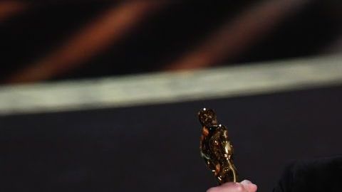 Brad Pitt al momento de recoger su segundo Óscar.