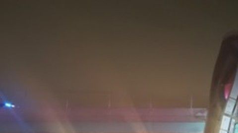 El trailer golpeó un paso elevado mientras el camión que lo conducía quedaba debajo.